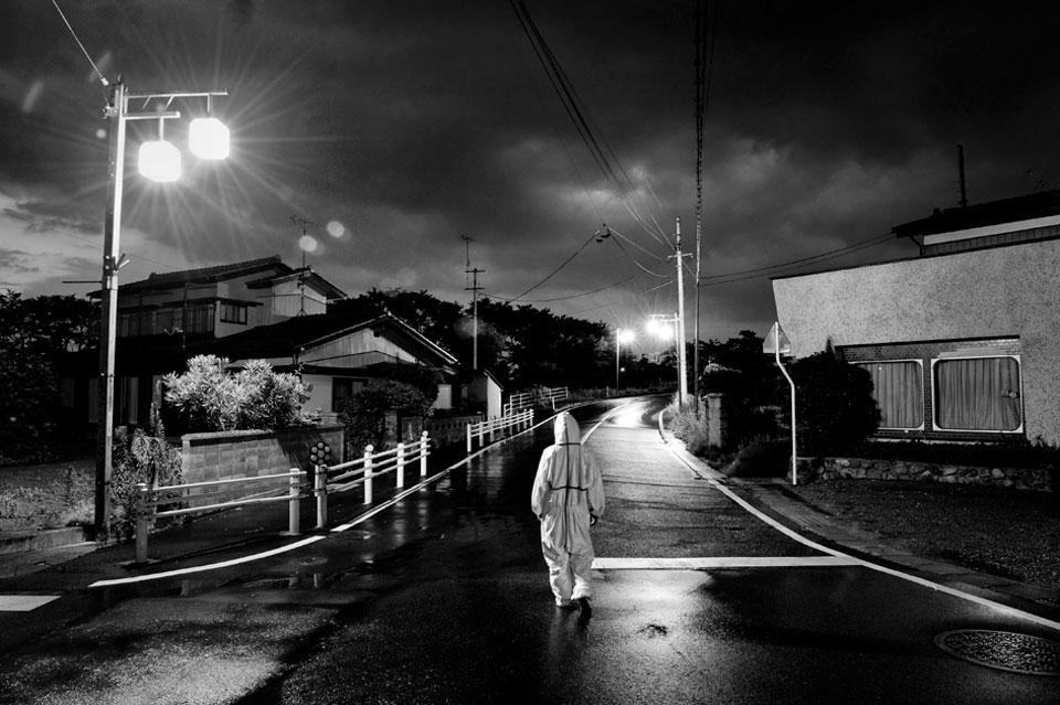 Pierpaolo Mittica, <i>Animalista in cerca di animali abbandonati</i>, dalla serie <i>Fukushima ‘No-Go zone’</i>, 2011