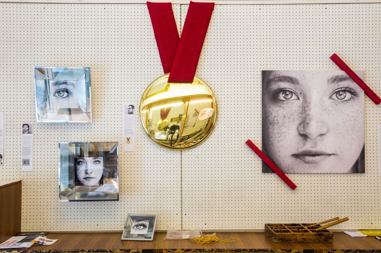 Attorno a una cornice