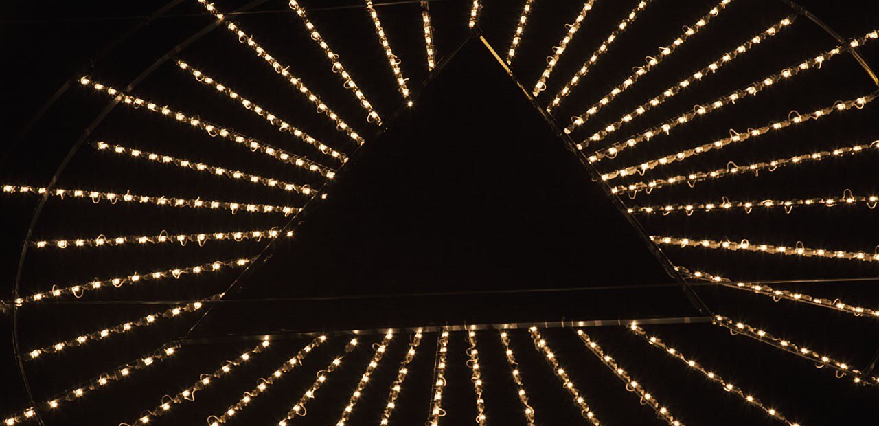 Luca Vitone Souvenir d’Italie (lumières), 2014. Installazione luminosa commissionata e prodotta da ON, Bologna, via Matteotti – Ponte di Galliera