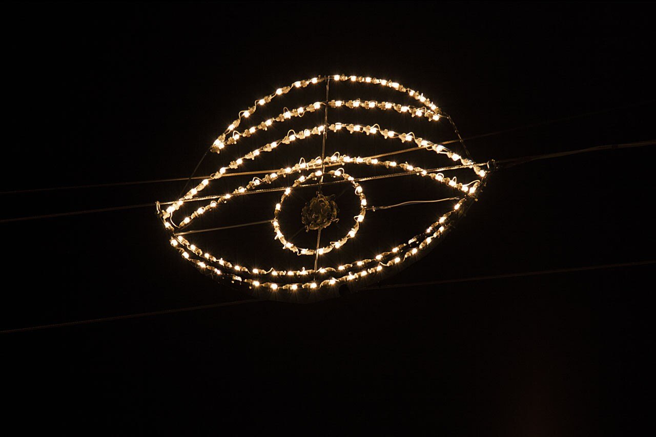 Luca Vitone <i>Souvenir d’Italie (lumières)</i>, 2014. Installazione luminosa commissionata e prodotta da ON,  Bologna, via Matteotti – Ponte di Galliera