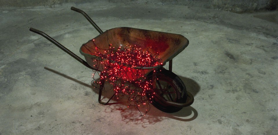 Sislej Xhafa, <i>Rocket Ship</i>, 2011. Carriola, stringhe di luci rosse, 150 x 65 x 59 (h) cm. Courtesy GALLERIA CONTINUA, San Gimignano / Beijing / Les Moulins. Photo Rémi Lavalle