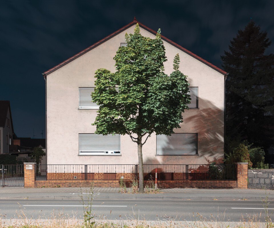 34.	Jan Kaesbach, <i>Assindia project. Rhein-Main</i>, 2013, stampa Lambda su carta Fuji DP II montata sotto plexiglass, cm 50x60, ed. 30, courtesy Alidem