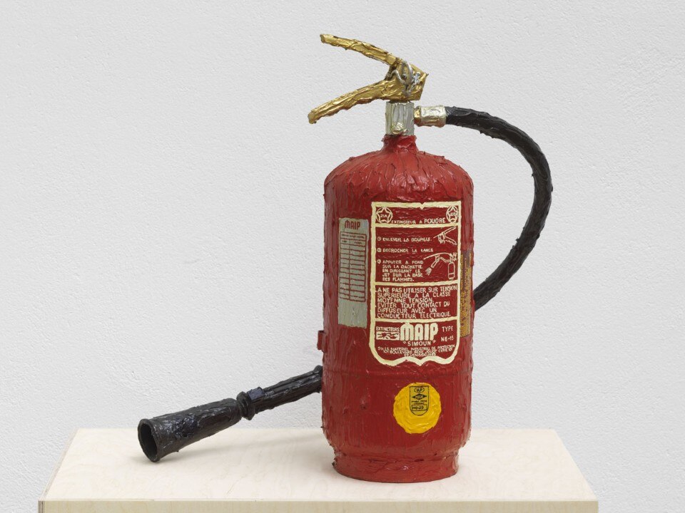 Bertrand Lavier, <i>MAIP</i>, 1981. Estintore, pittura acrilica, 54 x 19 cm. Photo: André Morin. Pinault Collection © Bertrand Lavier, by SIAE 2015