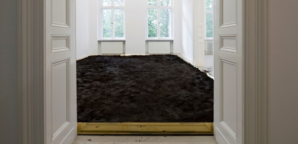 Lara Favaretto, <i>Homage to Albert Dadas</i>, 2010. Terra, legno, ottone. All’interno è presente una scatola di ferro sigillata che contiene oggetti segreti. Dimensioni ambiente. Veduta dell’installazione a “Just Knocked Out”, Sharjah Art Foundation, Sharjah (U.A.E.), 2012. Courtesy l’artista e Galleria Franco Noero, Torino. Photo Alfred Rubio