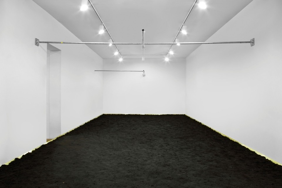 Lara Favaretto, <i>Homage to Albert Dadas</i>, 2010. Terra, legno, ottone. All’interno è presente una scatola di ferro sigillata che contiene oggetti segreti. Dimensioni ambiente.