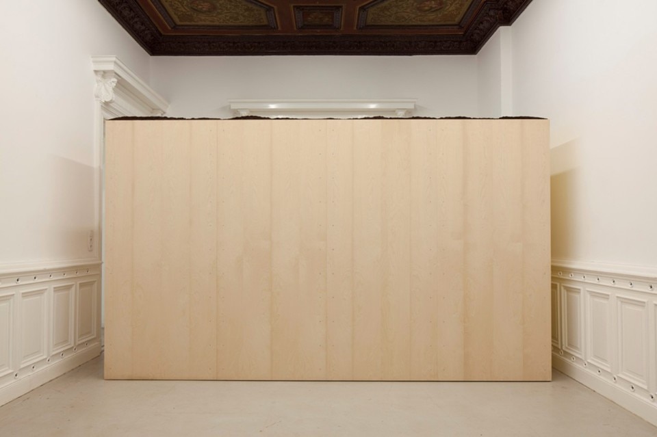 Lara Favaretto, <i>Homage to Bobby Fisher</i>, 2010. Terra, legno, ottone. All’interno è presente una scatola di ferro sigillata che contiene oggetti segreti, cm 240 x 200 x 400. Veduta dell’installazione a “Out of it”, Klosterfelde, Berlin, 2010. Courtesy l’artista e Galleria Franco Noero, Torino. Photo © Klosterfelde, Berlin