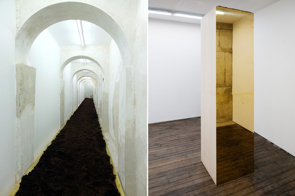<b>A sinistra</b>: Lara Favaretto, <i>Homage to Albert Dadas</i>, 2010. Terra, ottone, oggetti nascosti in scatola di metallo sigillata, dimensioni d'installazione variabili. Veduta dell’installazione, “Out of it”, Klosterfelde, Berlin, 2010. Photo © Klosterfelde. Courtesy l’artista e Galleria Franco Noero, Torino. <b>A destra</b>: Lara Favaretto, <i>Homage to Thomas Grant Hadwin</i>, 2011. Terra , legno, ottone. All’interno è presente una scatola di ferro sigillata che contiene oggetti segreti, cm 300 x 70 x 70. Veduta dell’installazione a “Klosterfelde visit Sutten Lane”, Paris, 2011. Collezione Privata. Courtesy l’artista e Galleria Franco Noero, Torino. Photo Nikola Krtolica