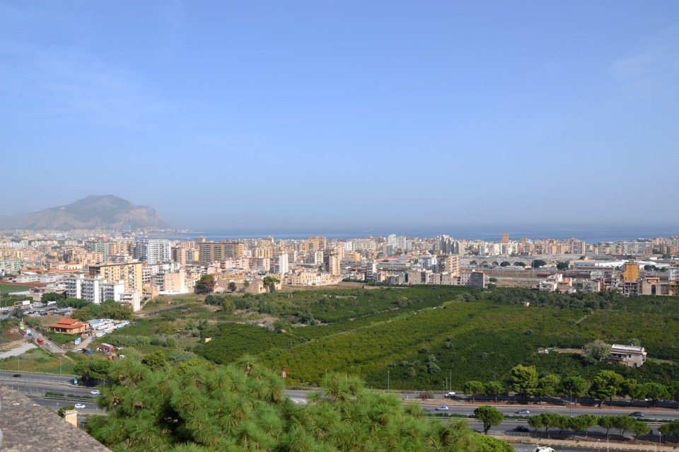 Il compendio di Maredolce-La Favara, tra l’autostrada e i margini del quartiere Brancaccio, dalle pendici del monte Grifone. Photo Patrizia Boschiero-Fondazione Benetton Studi Ricerche, 2014