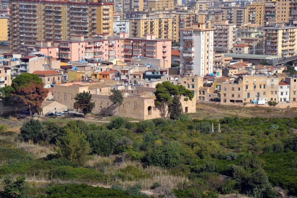Il palazzo della Favara nel quartiere Brancaccio. La vegetazione di colore verde scuro corrisponde all’isola al centro del bacino scomparso. Photo Patrizia Boschiero-Fondazione Benetton Studi Ricerche, 2014