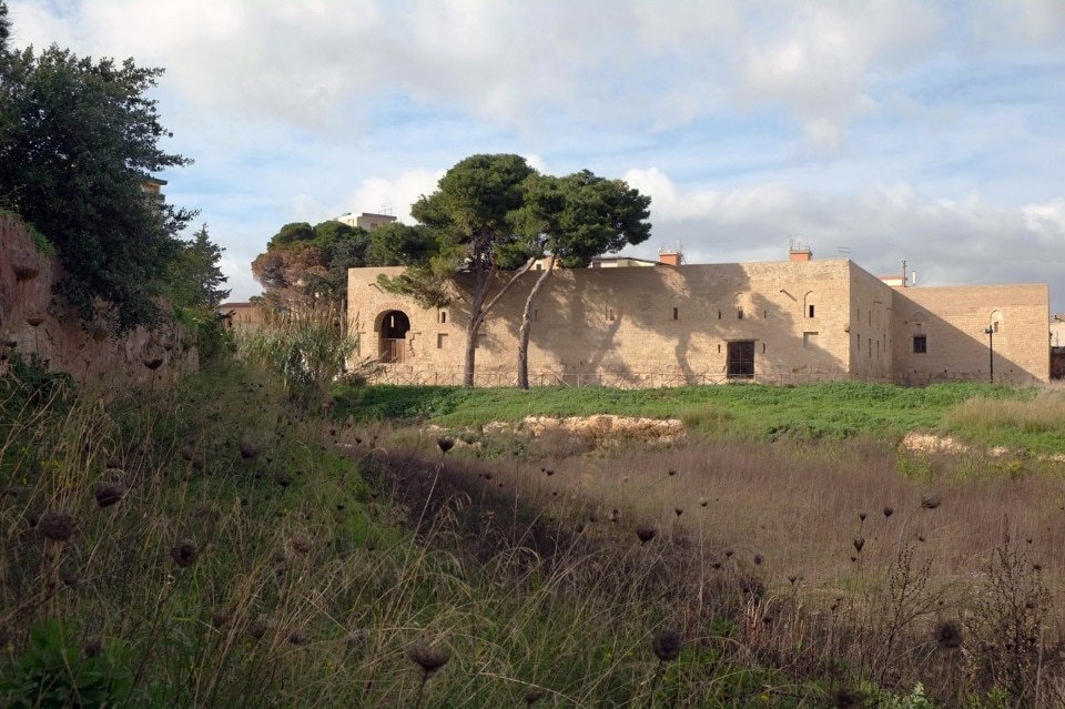 Il palazzo della Favara visto da est. A sinistra un tratto del muro perimetrale dell’isola di Maredolce. Photo Margherita Bianca-Fondazione Benetton Studi Ricerche, 2015