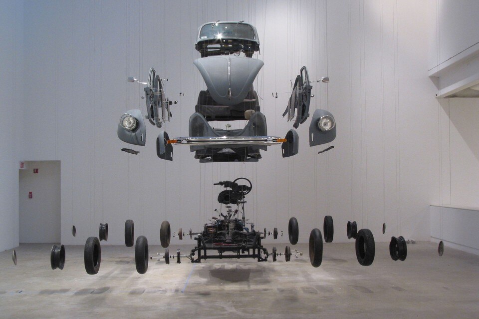 Damián Ortega, <i>Cosmic Thing</i>, 2002. Beetle 83', acciaio inossidabile, fili e plexiglass. Dimensioni variabili. Courtesy The Museum of Contemporary Art, Los Angeles, acquistata con i fondi forniti da Eugenio López e Jumex Fund for Contemporary Latin America Art