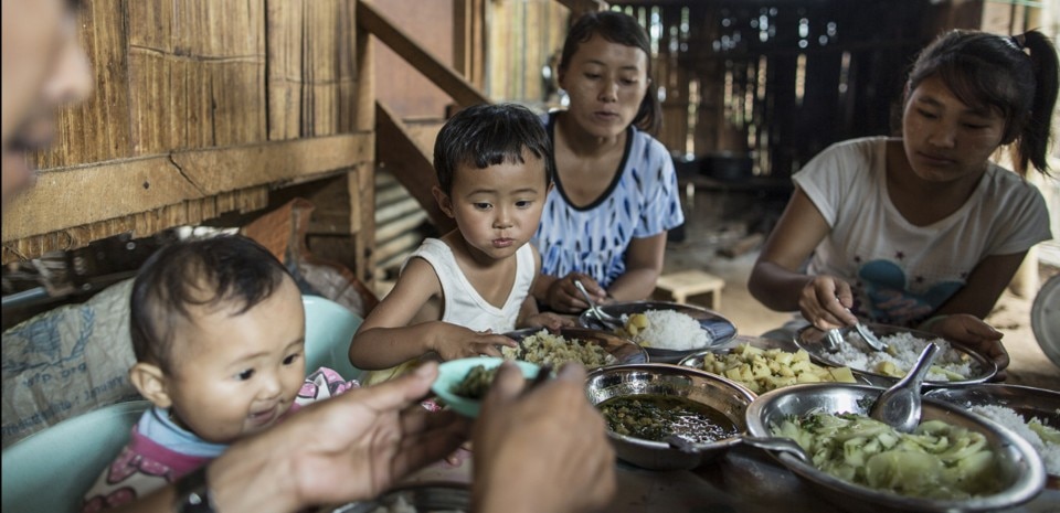 WFP (World Food Programme) - The Family Meal The Family Meal è un progetto fotografico realizzato dal Programma Alimentare Mondiale (WFP) e il Dipartimento di Aiuti Umanitari e protezione civile della Commissione Europea (ECHO) con foto di Chris Terry scattate in Ciad, Birmania, Ecuador, Niger e Giordania, visitando le famiglie assistite dal WFP  con il sostegno di ECHO, su un tema: cosa significa un pasto in famiglia? 