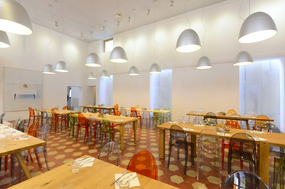 Il Refettorio Ambrosiano con i tavoli disegnati da 12 designer