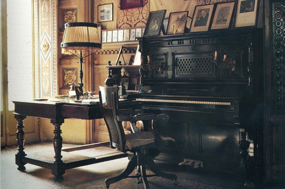 Il salone con il pianoforte di Puccini, Villa Museo Giacomo Puccini, Torre del Lago. Tappa dell’iinerario “Case Museo e case d’artista”