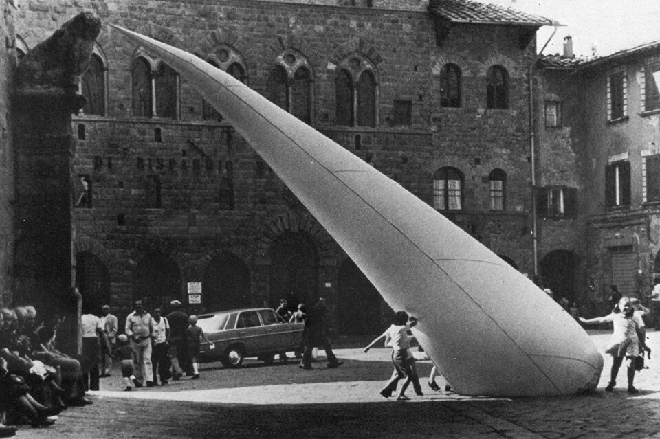 Franco Mazzucchelli, I 'gonfiabili' in Piazza dei Priori, 1973. Volterra 		“Volterra 73. Un progetto di Enrico Crispolti. Alle origini dell’Arte Ambientale” 		Volterra, Teatro Persio Flacco (27 giugno – 30 ottobre 2015)