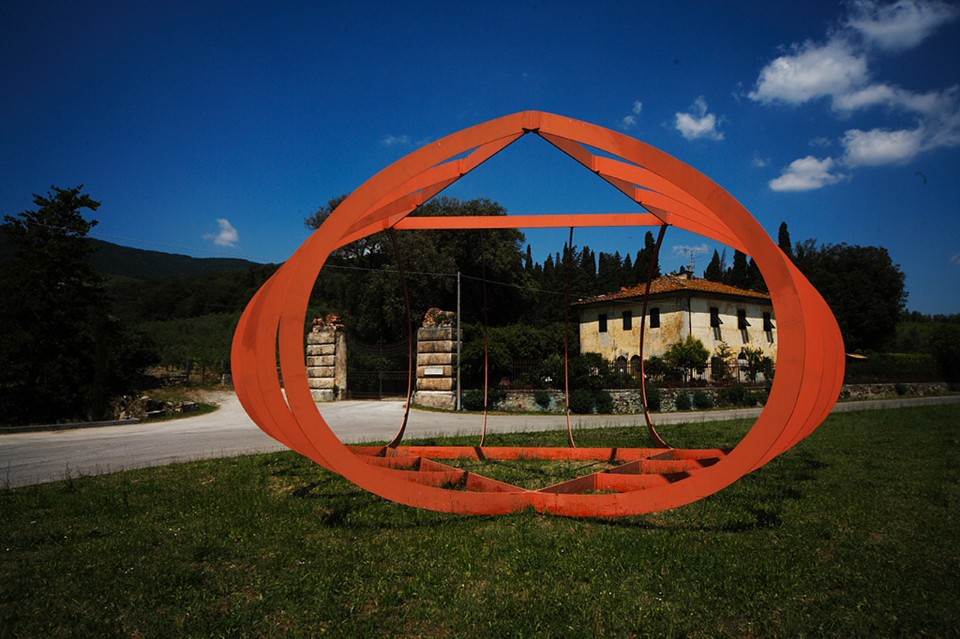 Alberto Burri, <i>Grande ferro Celle</i>, 1986, Pistoia, Collezione Gori – Fattoria di Celle. 		“Burri e Pistoia. La Collezione Gori e le fotografie di Amendola”, Pistoia, Palazzo Sozzifanti (fino al 26 luglio 2015)