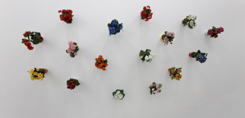 Hans Peter Feldemann, <i>Flowers</i>, vasi con fiori in plastica, dimensioni variabili. Courtesy Collezione Privata Brescia