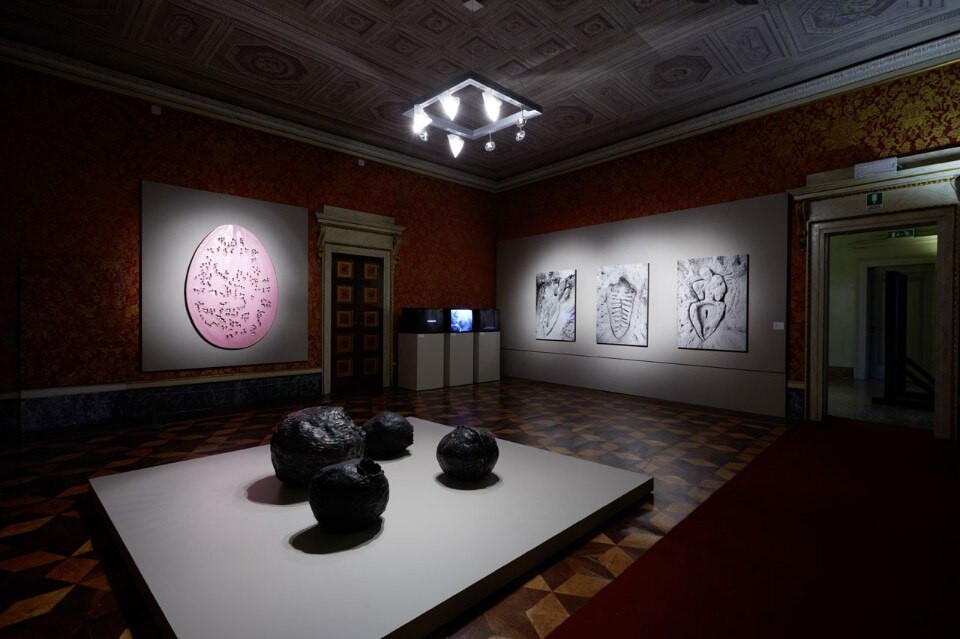 Vista della mostra “La Grande Madre” a cura di Massimiliano Gioni. Promossa da Comune di Milano | Cultura, ideata e prodotta dalla Fondazione Nicola Trussardi insieme a Palazzo Reale. Palazzo Reale, Milano. Photo: Marco De Scalzi. Courtesy Fondazione Nicola Trussardi, Milano