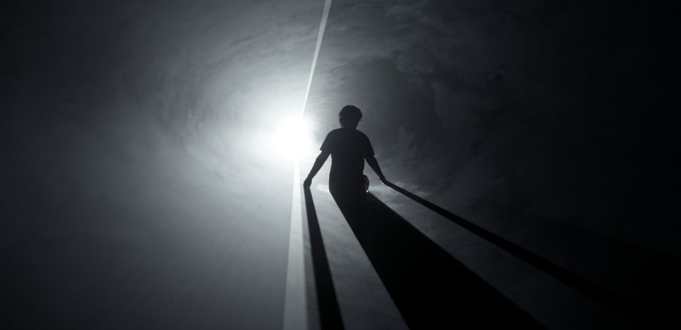 Anthony McCall, <i>Meeting You Halfway (II)</i>, 2009, computer, QuickTime movie file, videoproiettore, macchina per foschia artificiale, ciclo di 15 minuti