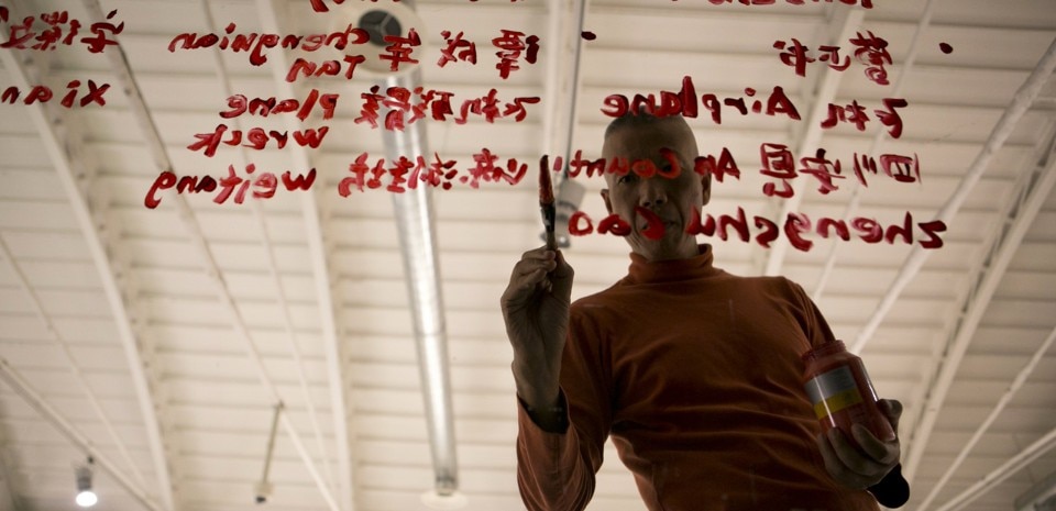 Cai Guo-Qiang durante l’installazione di Cai Guo-Qiang: Peasant da Vincis al Museo Nazionale della Scienza e della Tecnologia Leonardo da Vinci, Settembre 2015. Foto di Wen-You Cai, courtesy Cai Studio