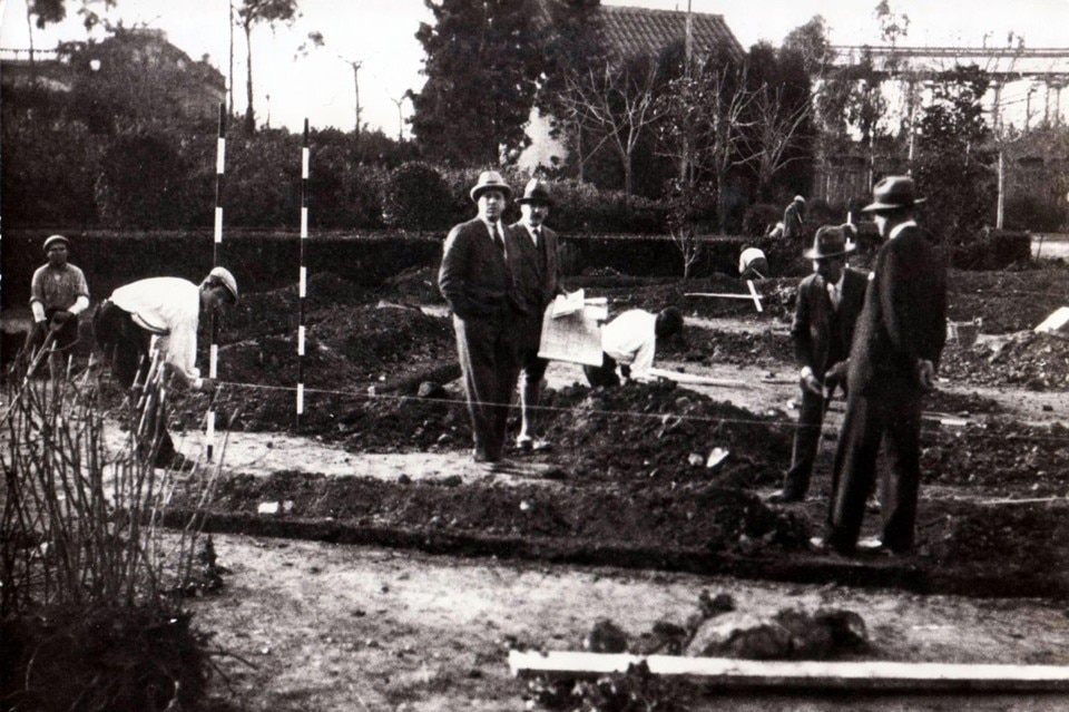 Mies Van Der Rohe al centro della foto con i suoi collaboratori durante il tracciamento dell'edificio nel 1929