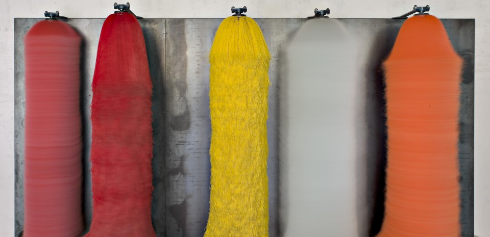 Lara Favaretto, <i>Gummo III</i>, 2008. Lastre e telai di ferro, spazzole, motori, piastre d’acciaio con cuscinetti a sfera, scatola elettrica, cavi elettrici, chiave, 220 x 425 x 130 cm. Ph. Carlo Vannini Courtesy Collezione Maramotti © the artist