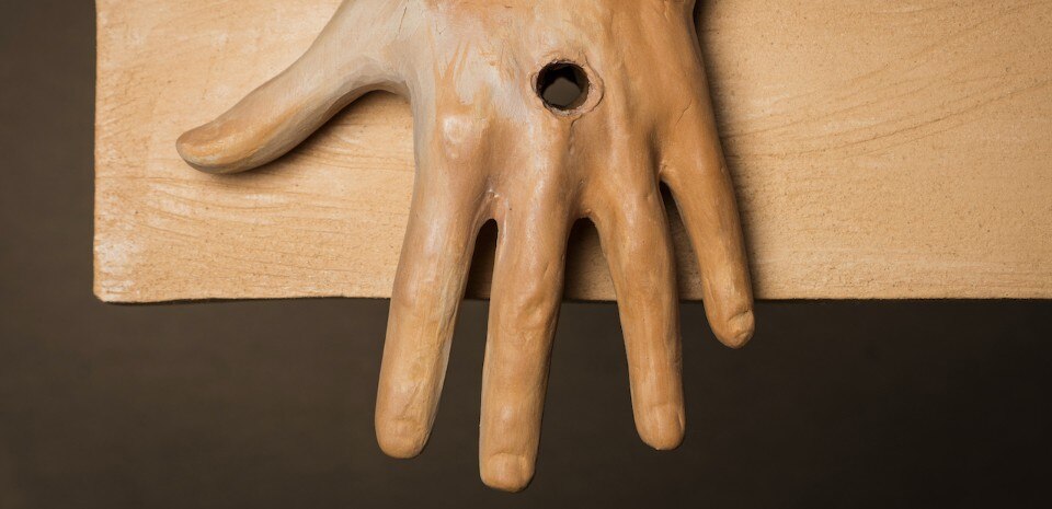 Nico Vascellari, <i>Through a Hole</i>, 2015. Terracotta patinata a cera, ferro, 190 x 85 cm. Courtesy dell’artista e TESCO, Faenza