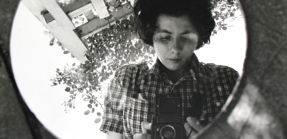 Vivian Maier, <i>Autoritratto</i>, giugno 1953. © Vivian Maier/Maloof Collection, Courtesy Howard Greenberg Gallery, New York.