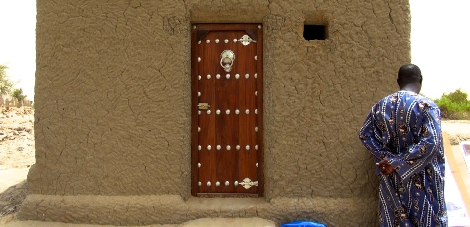 <i>The Destruction of Memory</i>, documentario di Tim Slade tratto dal libro di Robert Bevan. Ricostruzione del mausoleo di Timbuktu, Mali. Photo François Rihouay © Vast Productions USA 2015 