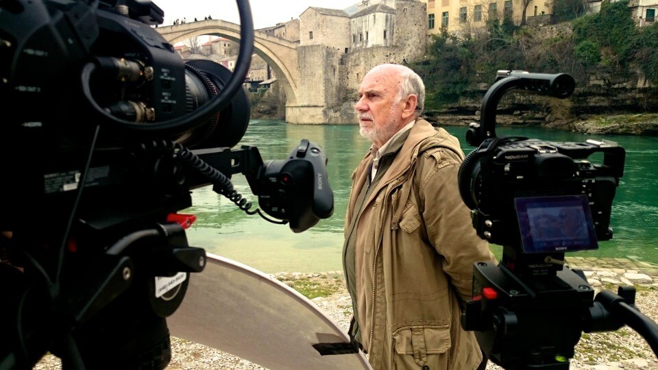 <i>The Destruction of Memory</i>, documentario di Tim Slade tratto dal libro di Robert Bevan. Hamidovic davanti al ponte Stari Most a Mostar, Bosnia ed Erzegovina. Photo Faris Dobraca © Vast Productions USA 2015 