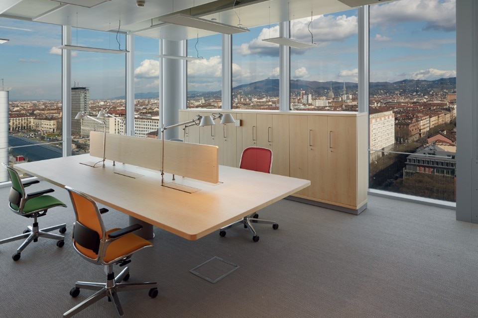 Michele de Lucchi e Pierluigi Copat Architecture, interni del Centro Direzionale Intesa San Paolo, Torino, arredati con mobili Unifor