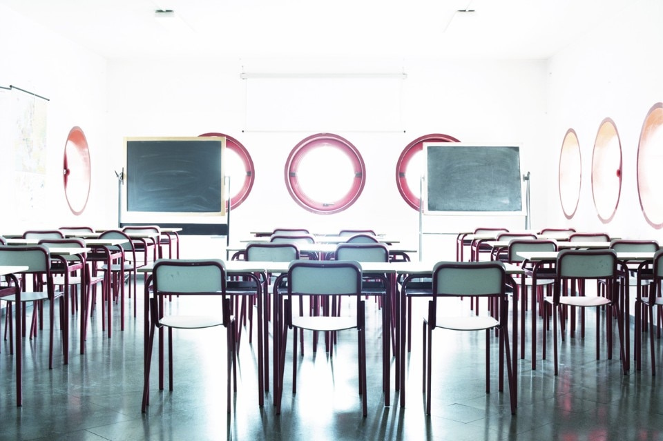 Allegra Martin, Scuola media a Santarcangelo di Romagna, aula, dalla serie Maurizio Sacripanti, 2013, Stampa inkjet su carta matte Hahnemuhle Bright White, cm 40x32 © Allegra Martin, courtesy Viasaterna