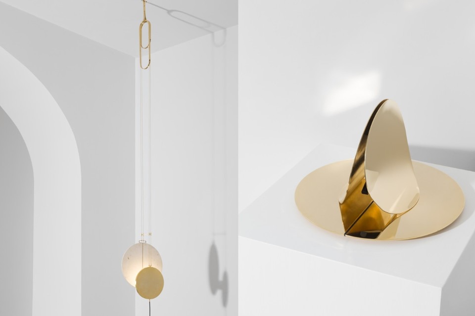 Formafantasma, collezione Delta,2016. Eclipse, lampada a soffitto. A destra: Helmet, lampada da tavolo.