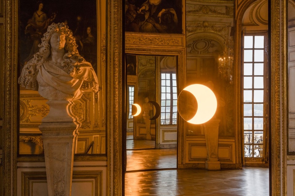 Olafur Eliasson, Deep mirror (yellow), 2016. Vista dell'installazione a Versailles, 2016