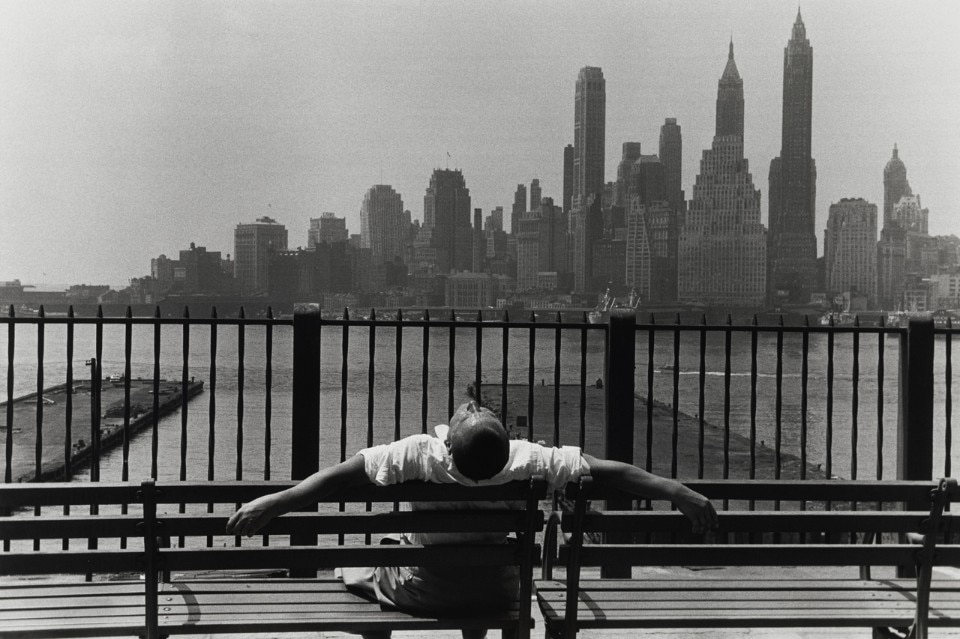 Louis Stettner, Brooklyn Promenade, New York, Stati Uniti, 1954. Collezione Centre Pompidou, Musée national d’art moderne, Paris Don de Hervé e Etty Jauffret, 2015. ©Centre Pompidou/Dist. RMN-GP ©Louis Stettner