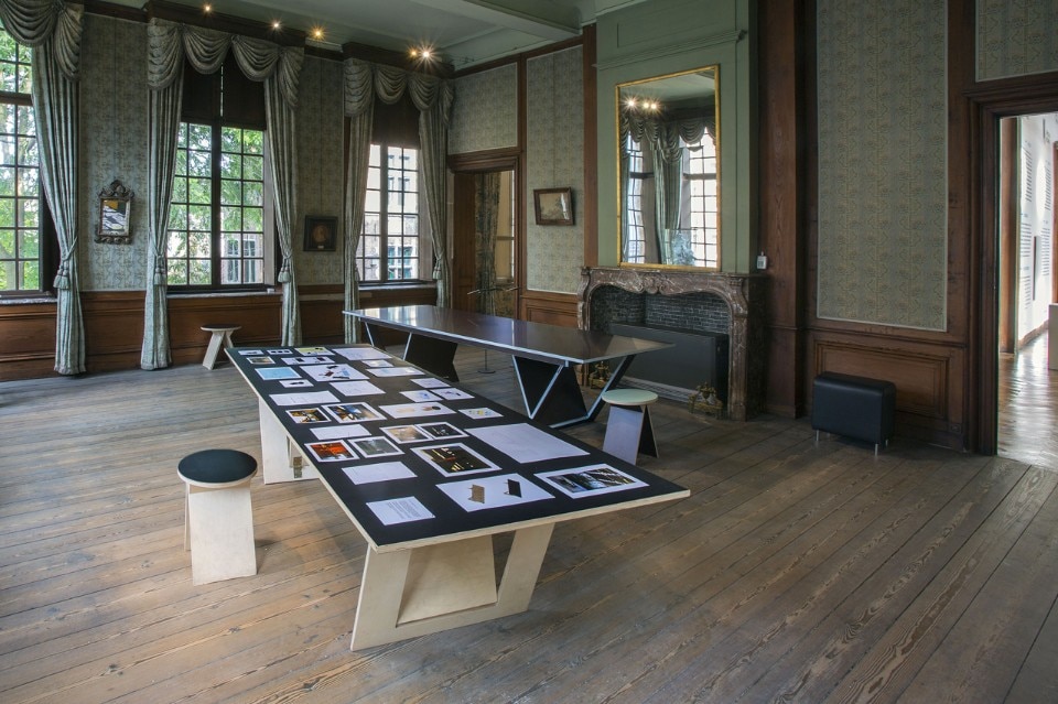 A piece of furniture is also a house, veduta dell'installazione al Design museum Gent, 2016. Foto Phile Deprez