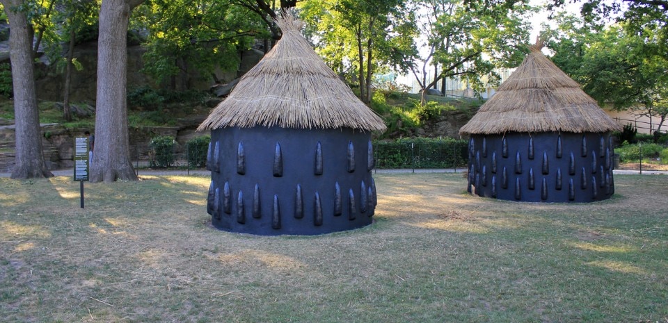 Simone Leigh, A particularly elaborate imba yokubikira, or kitchen house, stands locked up while its owners live in diaspora, The Studio Museum, New york, 2016. Courtesy the artist, Luhring Augustine, New York, Studio Museum in Harlem, New York, NYC Parks, and Marcus Garvey Park Alliance