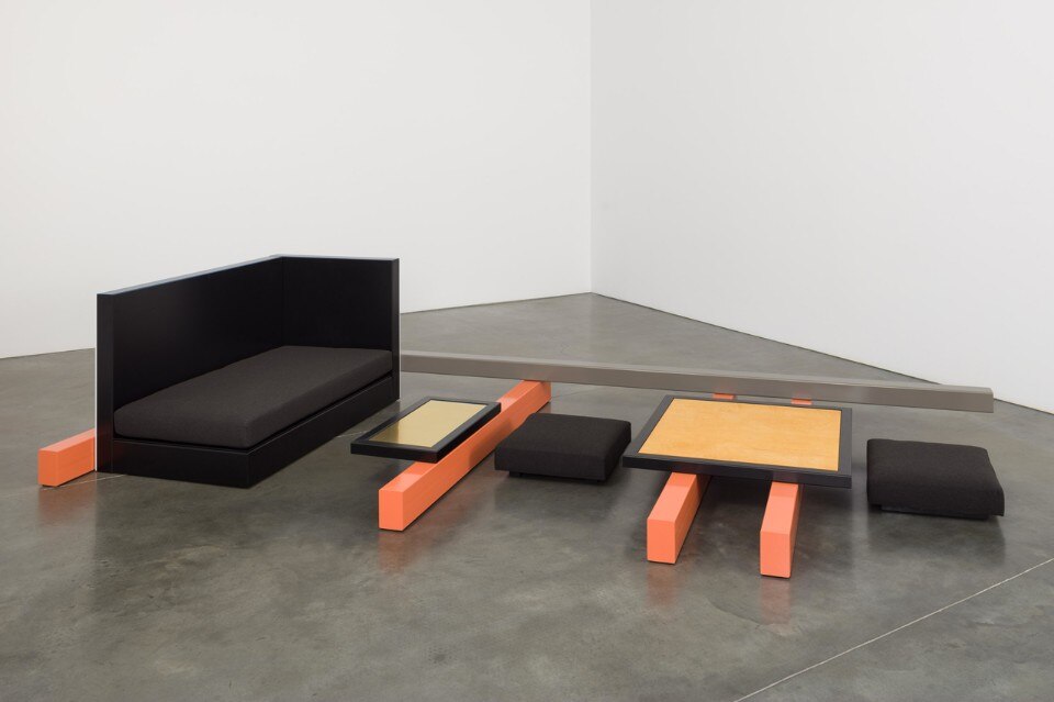 Andrea Zittel, Linear Sequence, 2016; acciaio, vetroresina, accessori, tessuti; dimensioni: 81 x 426 x 183 cm. © Andrea Zittel, courtesy Andrea Rosen Gallery, New York. Foto Pierre Le Hors