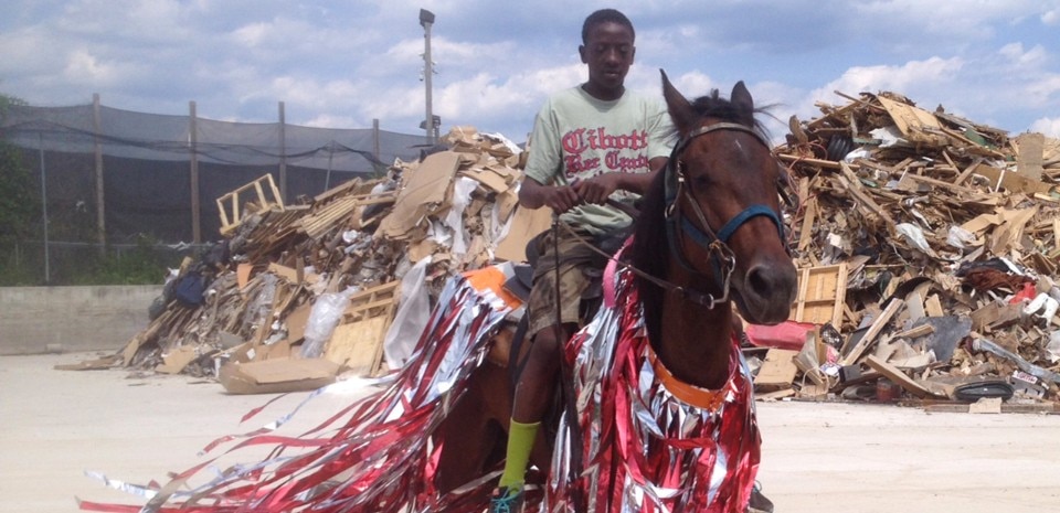 Billy Dufala con Mohamed Bourouissa per il progetto Horseday, 2014. Courtesy Billy Dufala, Mohamed Bourouissa, Kamel Mennour Gallery