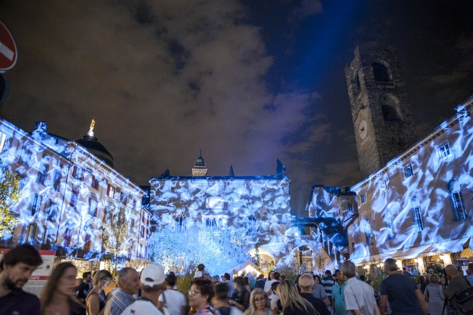 Clay Paky, veduta dell'installazione a I Maestri del Paesaggio. Foto Beppe Bana
