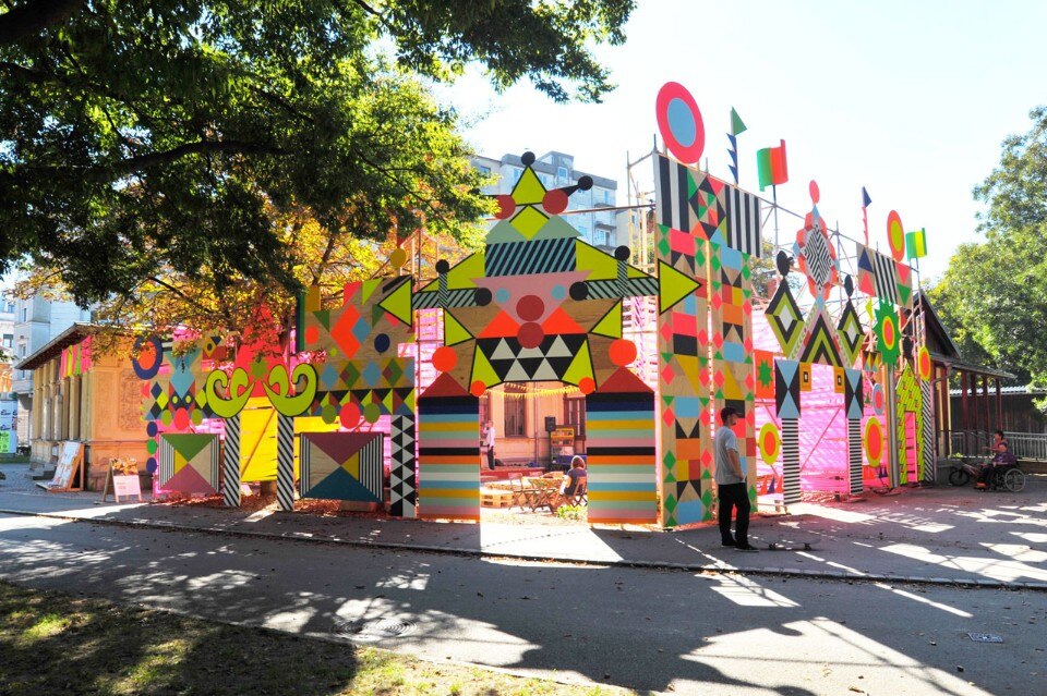 Morag Myerscough e Luke Morgan, Open wide – Arrival Zone & Markers, veduta dell'installazione, Graz, 2016