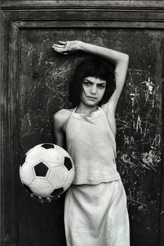 Letizia Battaglia La bambina con il pallone, quartiere la Cala Palermo, 1980 Courtesy l'artista