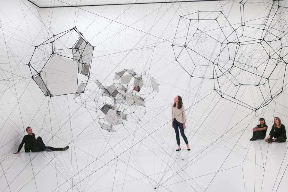 Tomás Saraceno: Stillness in Motion—Cloud Cities, veduta dell'installazione al San Francisco Museum of Modern Art, 2016. Foto: © Studio Tomás Saraceno