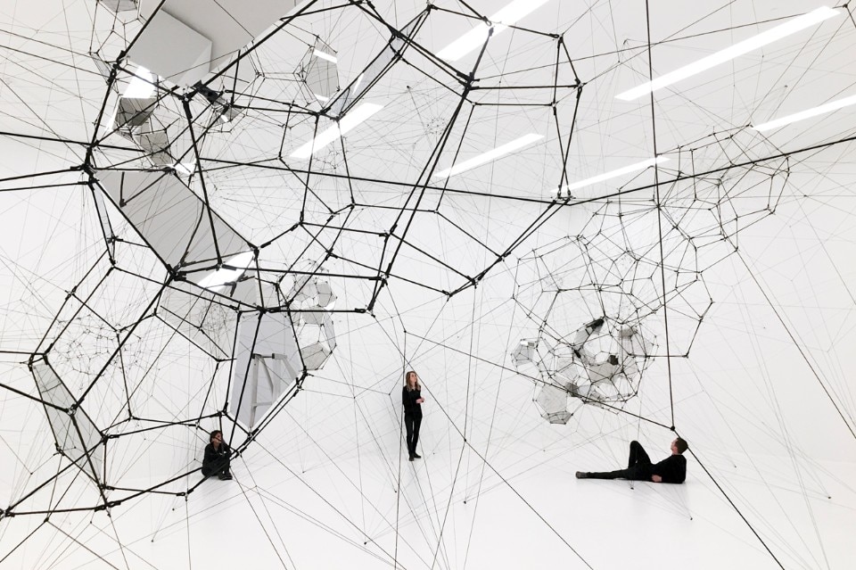 Tomás Saraceno: Stillness in Motion—Cloud Cities, veduta dell'installazione al San Francisco Museum of Modern Art, 2016. Foto: © Studio Tomás Saraceno