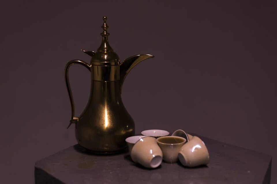 Jumairy, Pour the coffee ( صب†القهوة†), performance, caffettiera, tazze, 2016 (dettaglio)