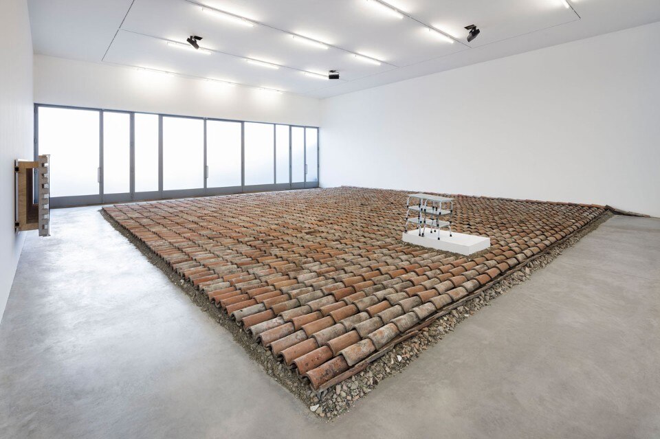 Reinhard Mucha. "Schneller werden ohne Zeitverlust", veduta dell'installazione alla Galleria Lia Rumma, Milano, 2016. Courtesy Galleria Lia Rumma Milano/Napoli