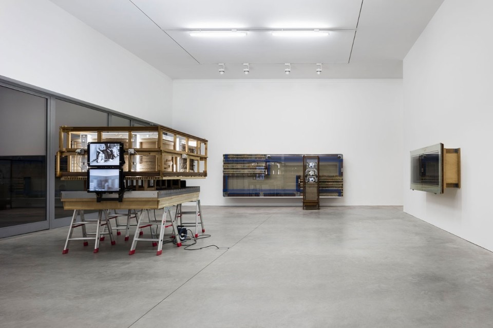 Reinhard Mucha. "Schneller werden ohne Zeitverlust", veduta dell'installazione alla Galleria Lia Rumma, Milano, 2016. Courtesy Galleria Lia Rumma Milano/Napoli
