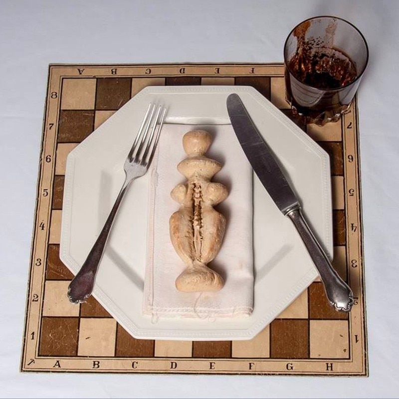 Meret Oppenheim, Bon Appetit, Marcel, 1966. Materiali vari, 32x32x10 cm. Collezione privata