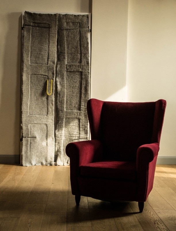 Patrizia Giambi, Porta Office, in collaborazione con Opifici Dal Re, felt, 220 x 100 cm, 2017. Courtesy Galleria Riccardo Crespi e l’artista