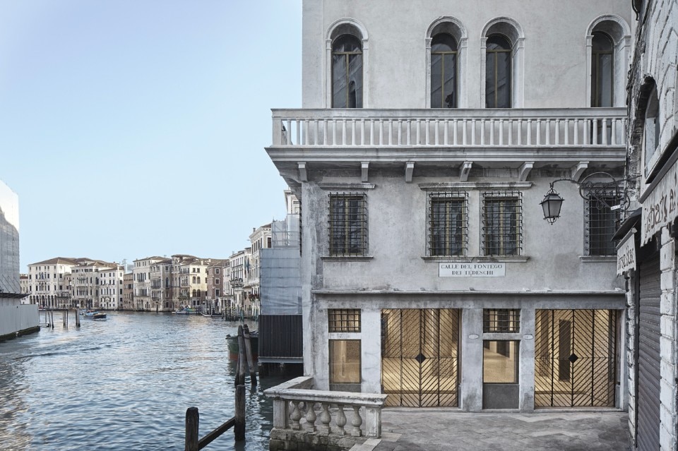 Fondaco dei Tedeschi, vista esterna con il dettaglio dell'inserimento delle finestre nella facciata laterale